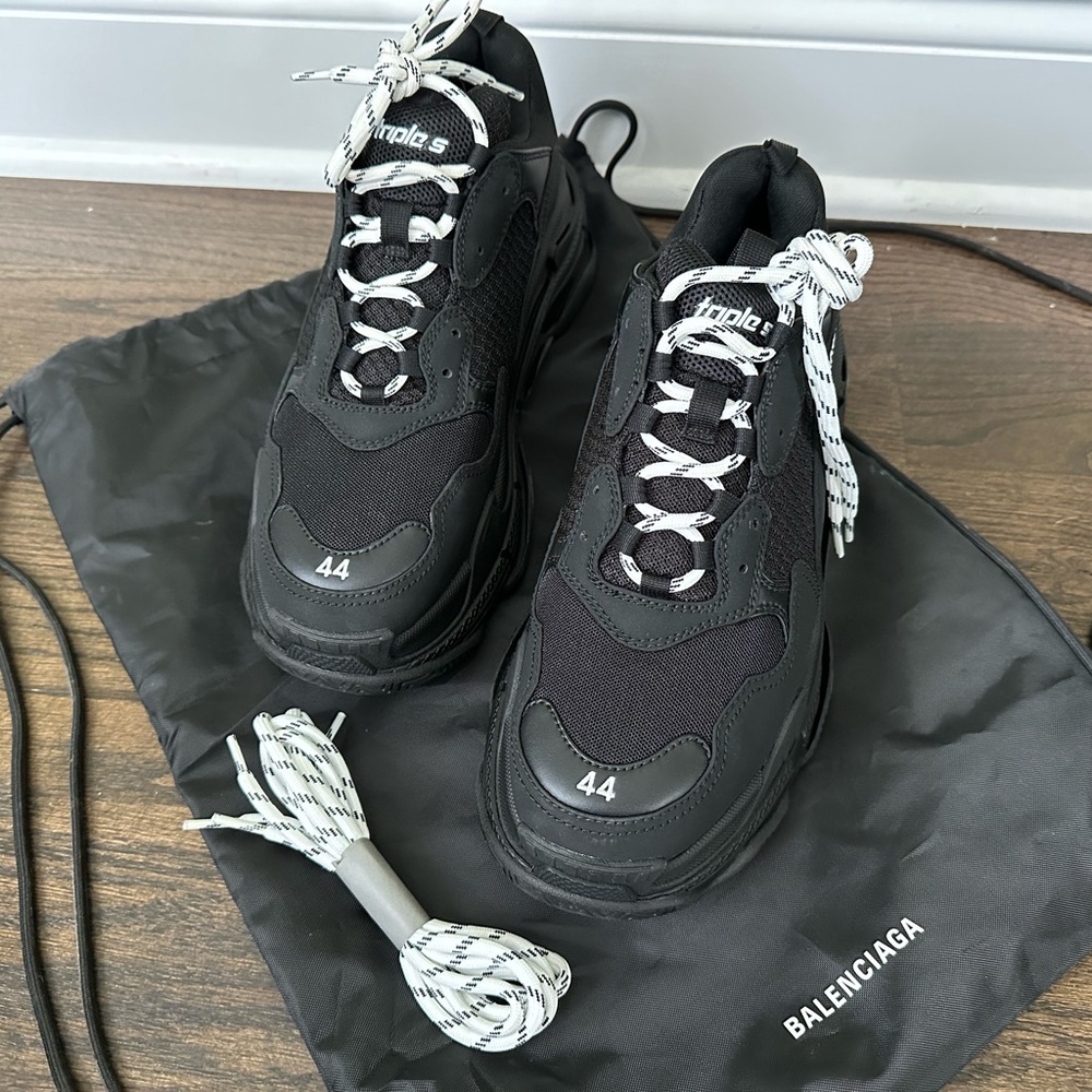 NWOT Black Balenciaga Triple S size 44 black